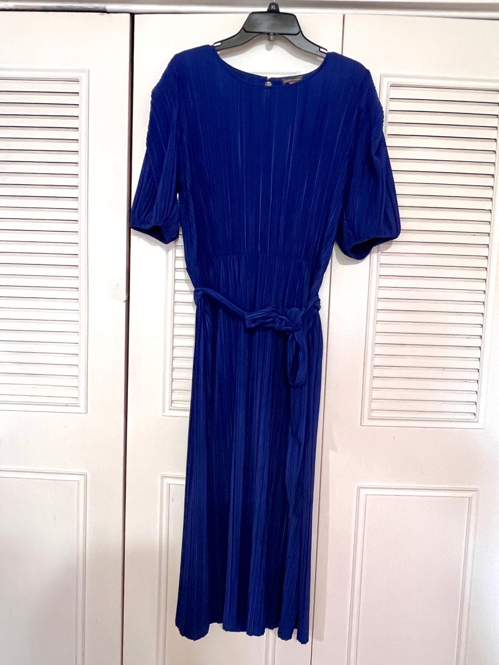 VINCE CAMUTO Classic Pleated Midi Dress in Royal Blue